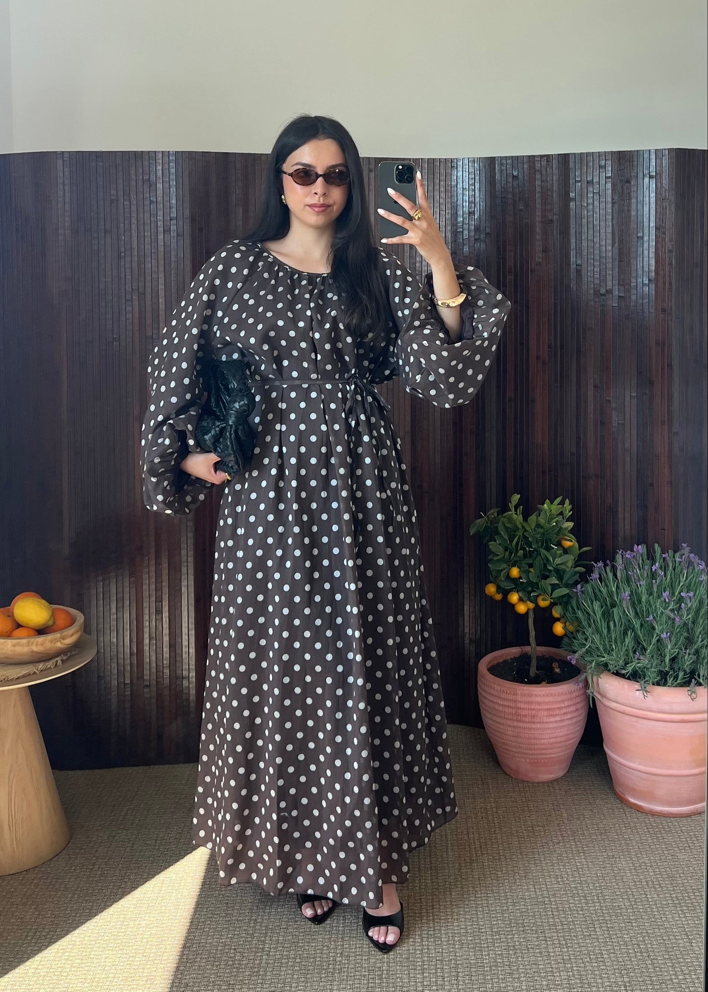 ROBE MARRON À POIS