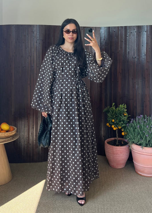 ROBE MARRON À POIS