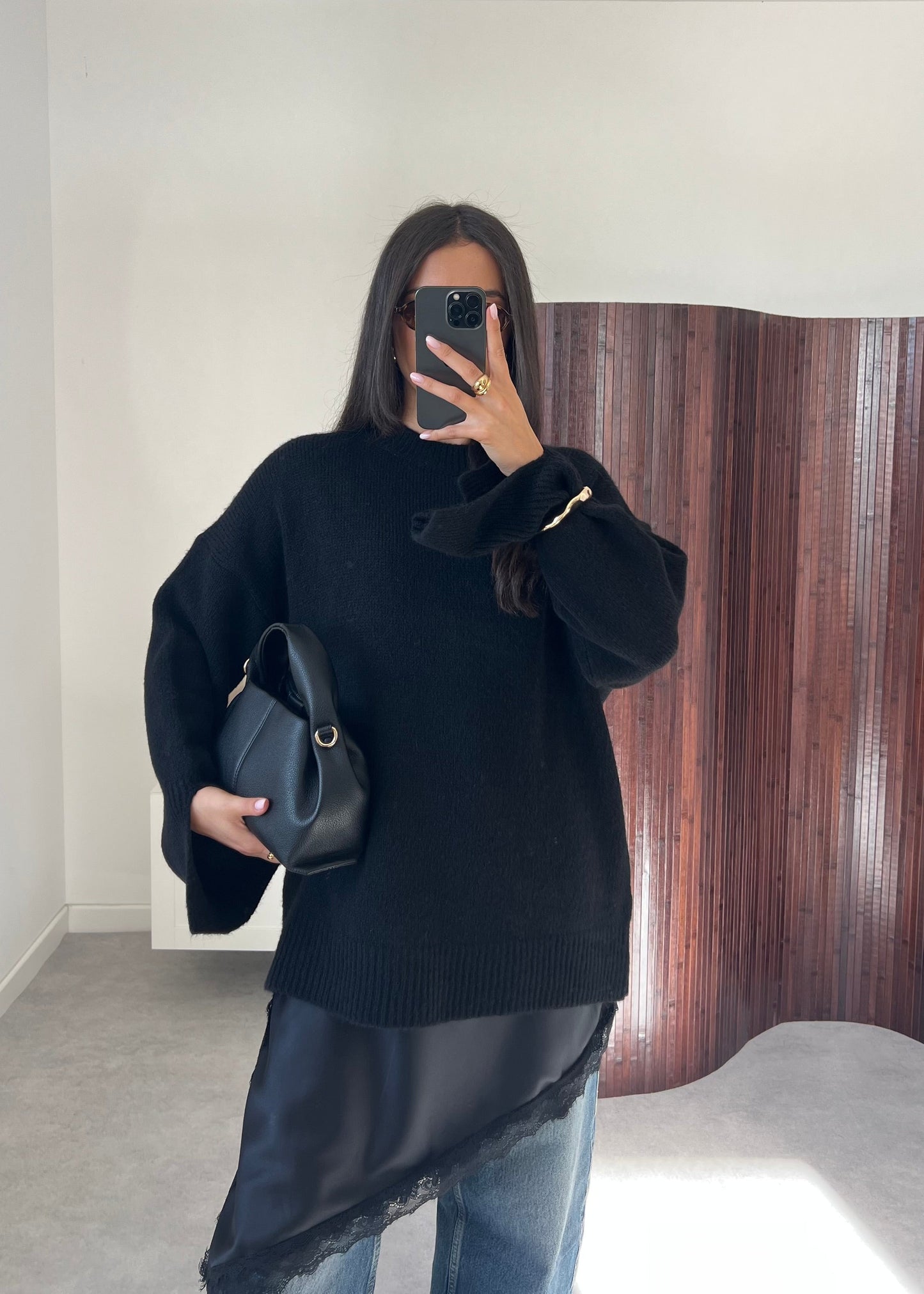 PULL NOIR MANCHE FENDUE