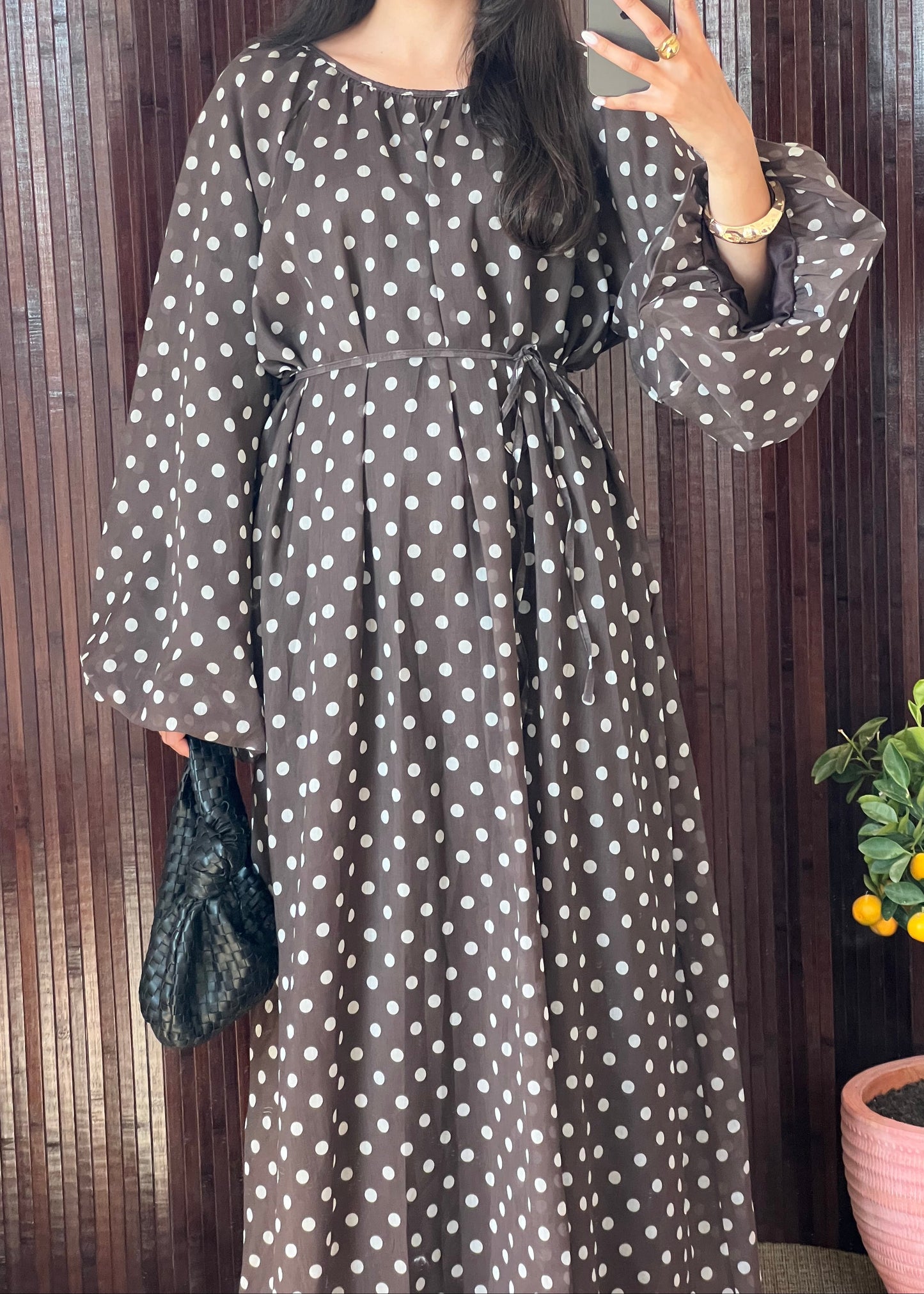 ROBE MARRON À POIS